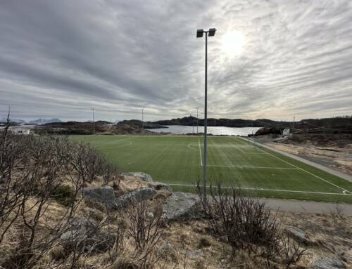 L’incroyable stade d’Henningsvær : joyau au cœur des fjords norvégiens